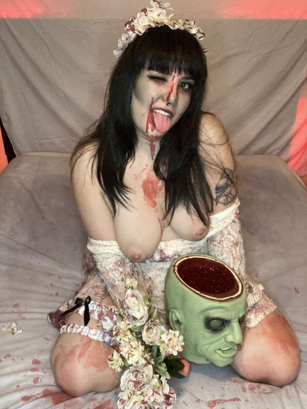 ⚠️Fake Gore Warning ⚠️ It’s just jello “brains” and the head.. 2