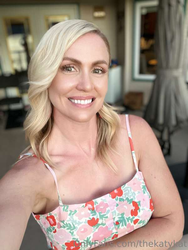 It's a sundress kinda day!

Keywords: Sundress, Flowers, Blo..