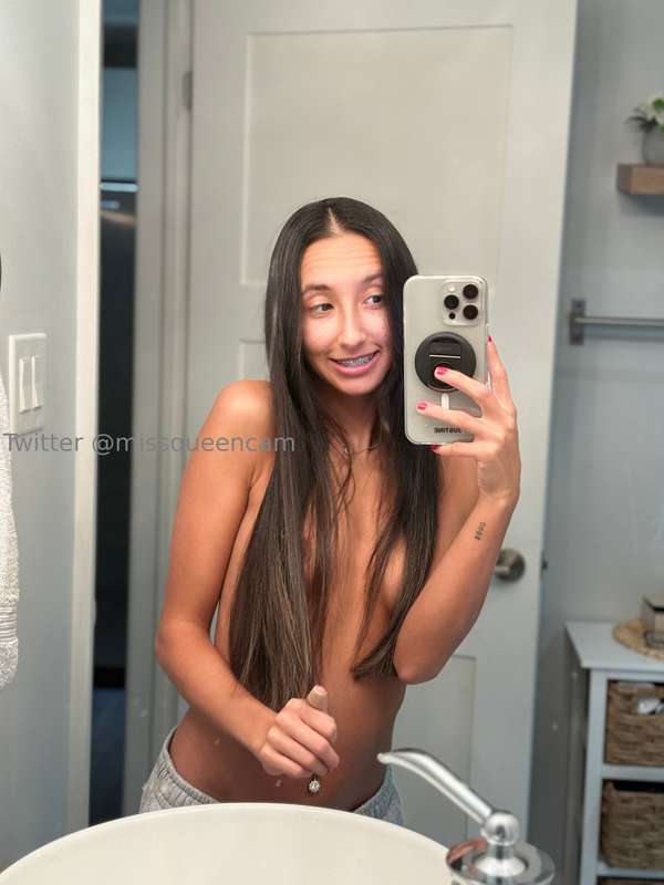 Officiallyraine - Onlyfans - 28 Dec, 2024
