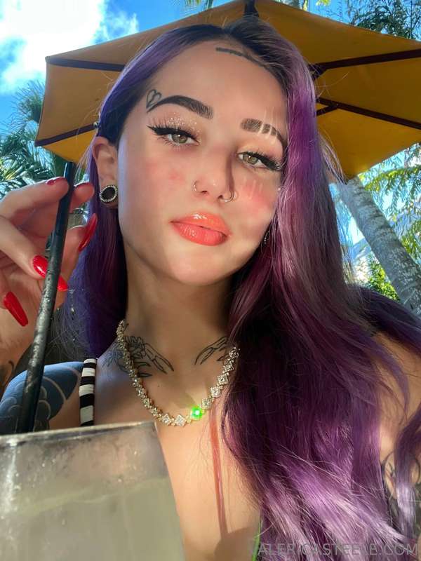 some ‘22 vacay selfies i never posted i think cuz of my sunb..