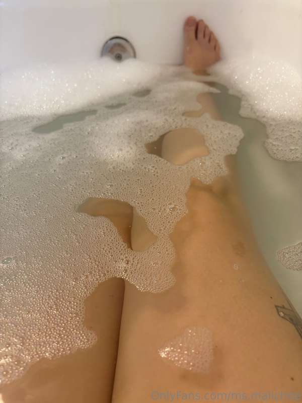🛁🫧🧼 selfie on my main page 