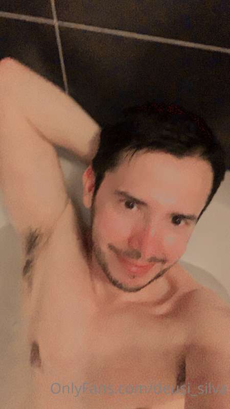 Am in the Bath showing my armpits hair.😊🔥