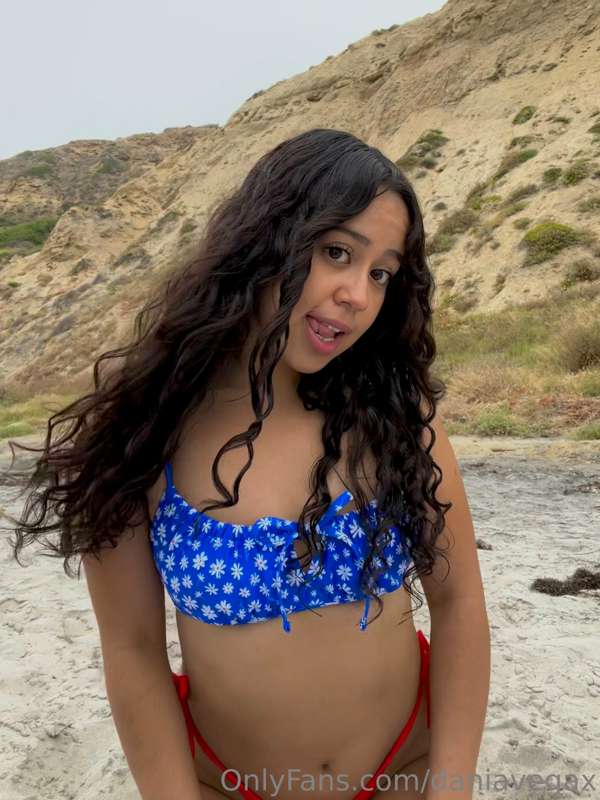 Happy Fourth babes, titties out at the beach!! 🇺🇸 What are y.. 3
