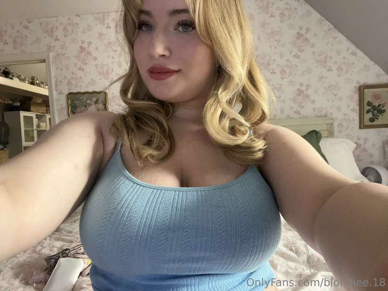 Blondiee.18 - Onlyfans - 31 May, 2025 2