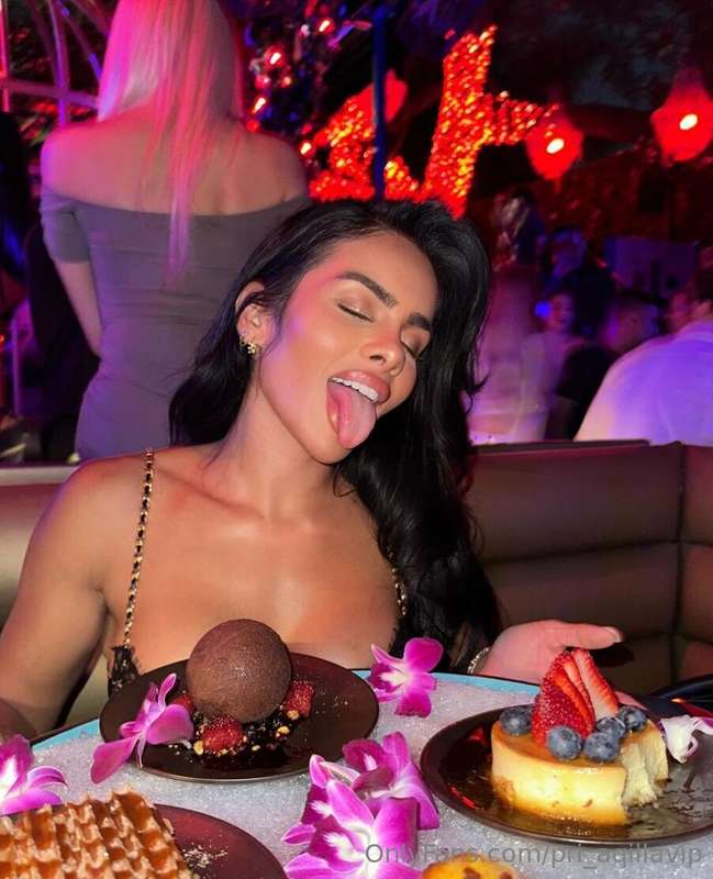 Which of the 3 desserts you're eating first? 😋