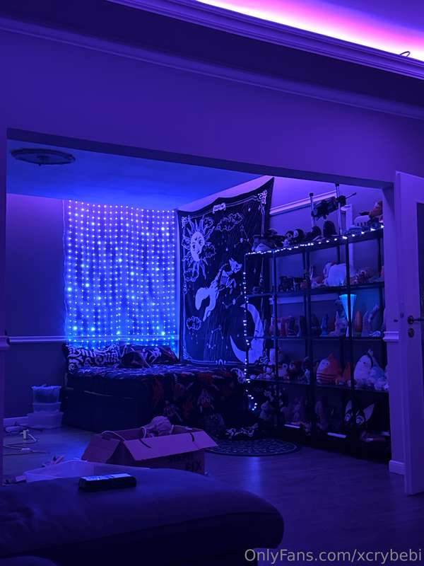 Picture dump from the old room 👀 last pic is a lil sneak pee.. 5