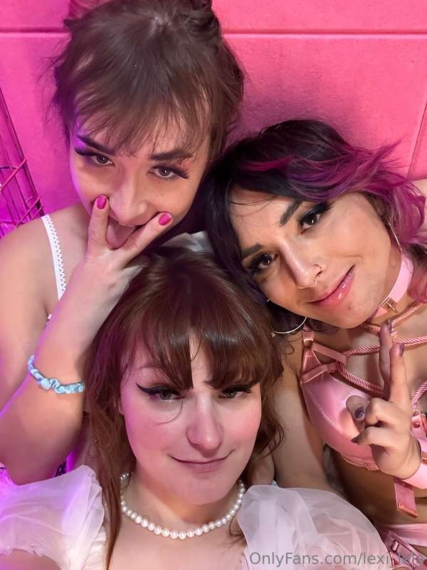 hangin out in the princess room with my bitches <3@sammismit..