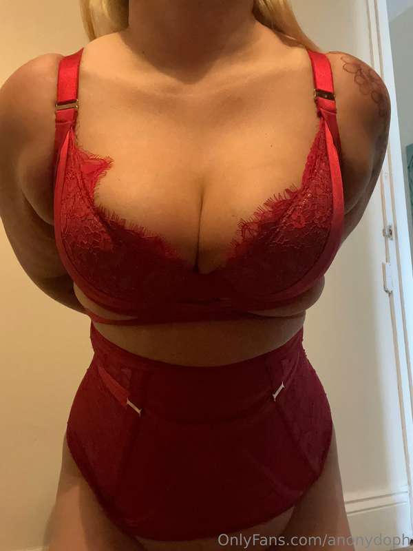 Titty time 🙈 don't you just love them in red? 😉