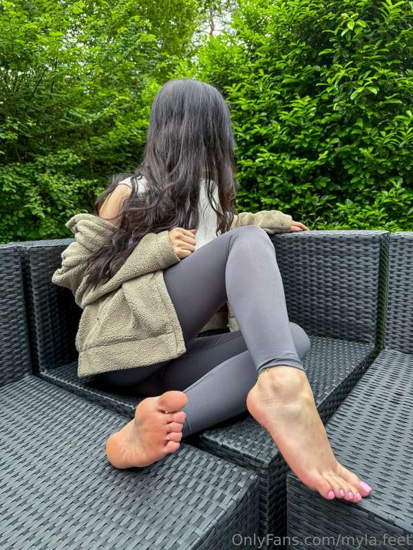 Showing off my new pedicure, dont i just look so cute? 😌🩷 1
