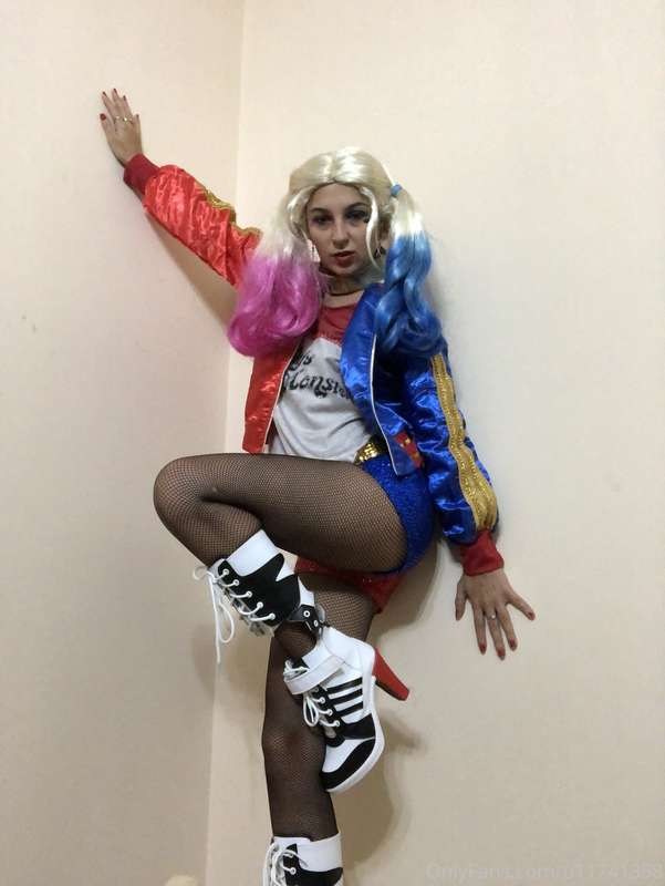 Harley Quinn is a freak 19