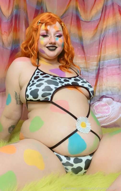 Swipe for a super round belly ehehe 🥴🥴💖🌈 5