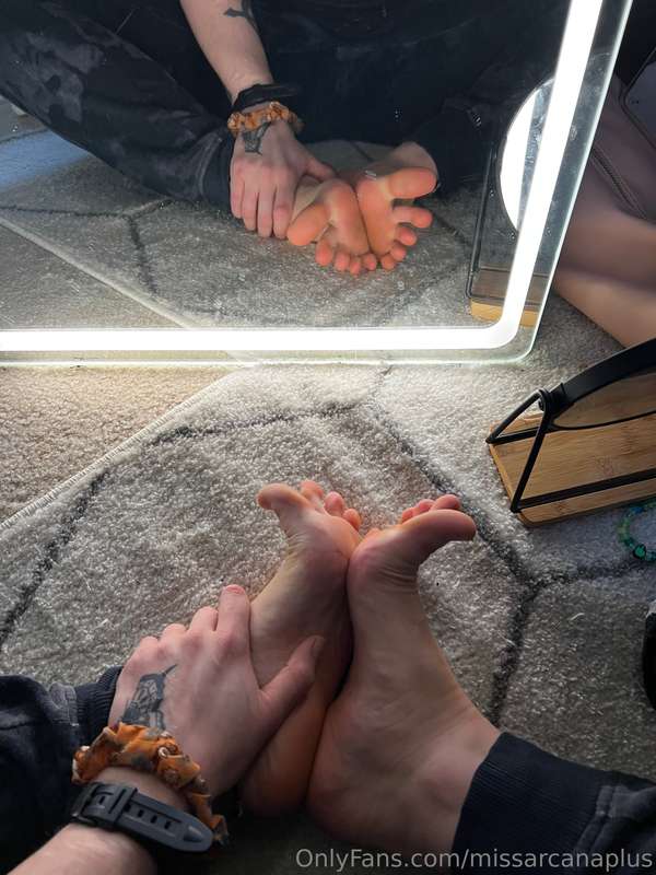 Some quick mirror feet <3 4