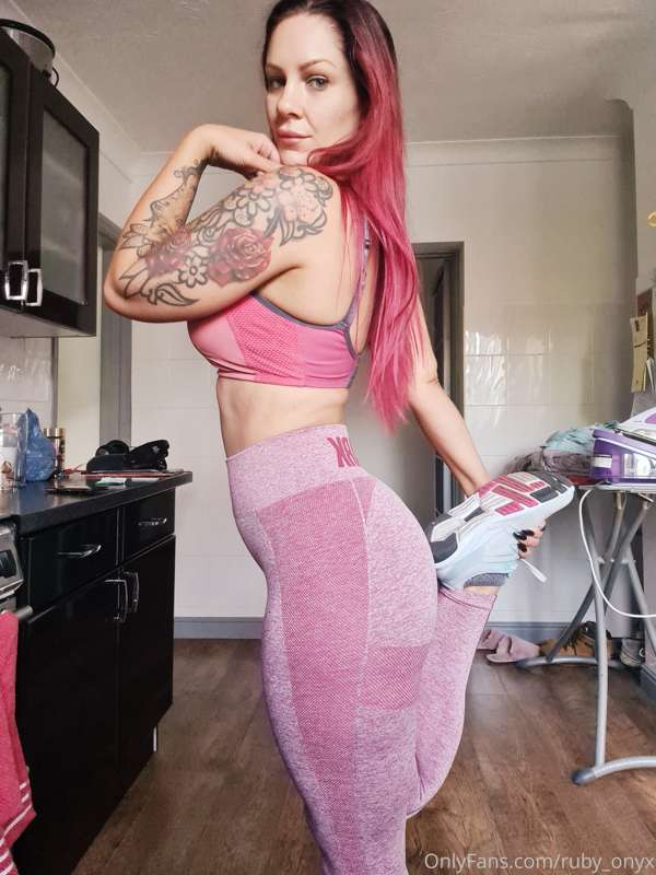 I love when I see guys staring at my ass in these leggings 🤭 4
