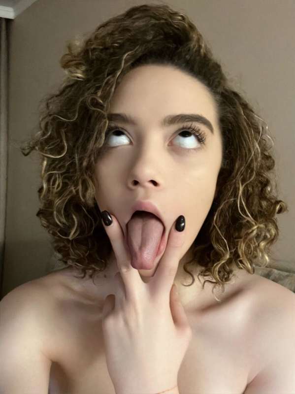 Let me distract you👉@evacurly💋 Cute girl @evacurly loves to ..