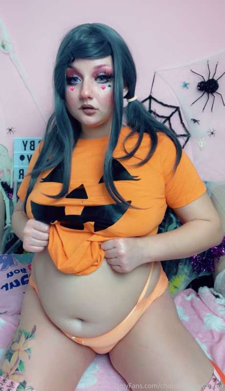 pum pum pumpkinnnnn 🎃 do you see how big my empty belly is n.. 9