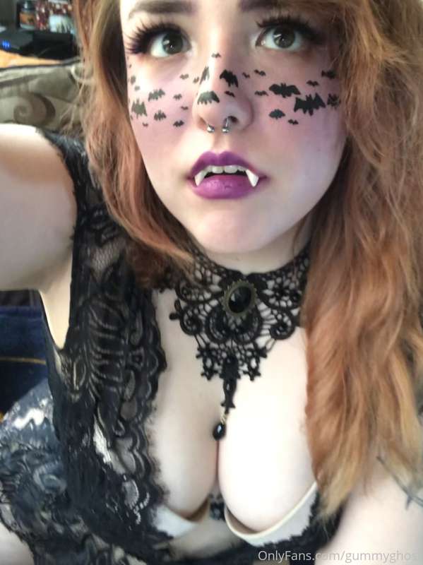 Throwback to my first ever lewd photo set! 💜