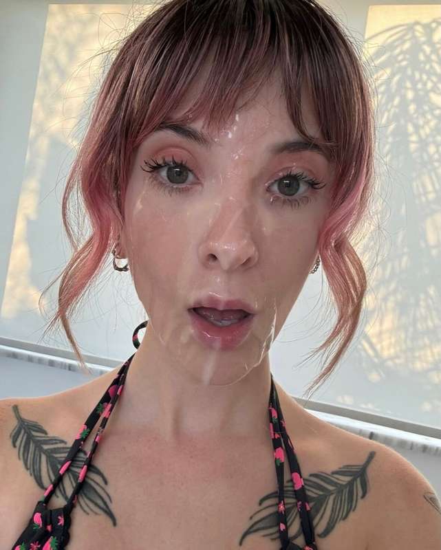 bigggggg facial 🤤 ‘like’ if you wanna see the video… 😏  6