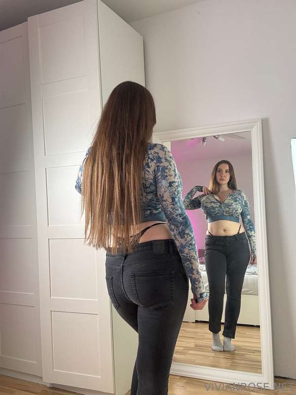 Can't decide, which outfit to wear today 👚