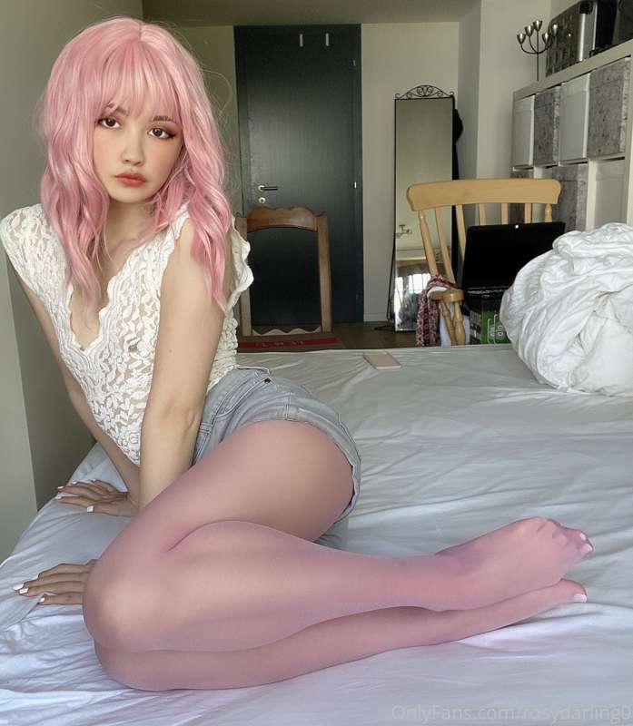 Wearing my favorite pink nylon today 💕 
Welcome all my new s.. 3