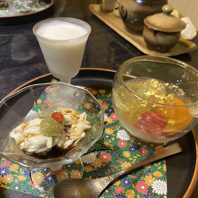 定例酒豪会🍶

看板もない、食べログもない、
会員カード作って
オートロックで開けないと入れ 4