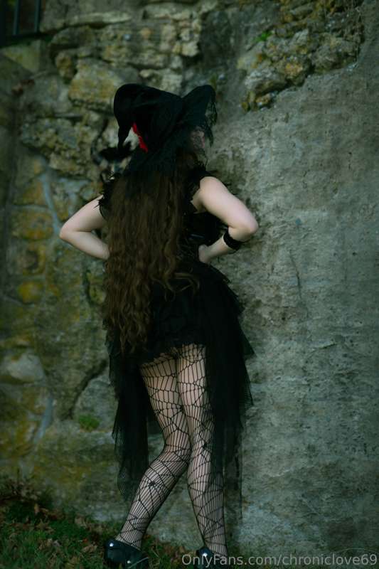 Witchy Woman 
See how high she flies 🧙‍♀️🧹🧹 14
