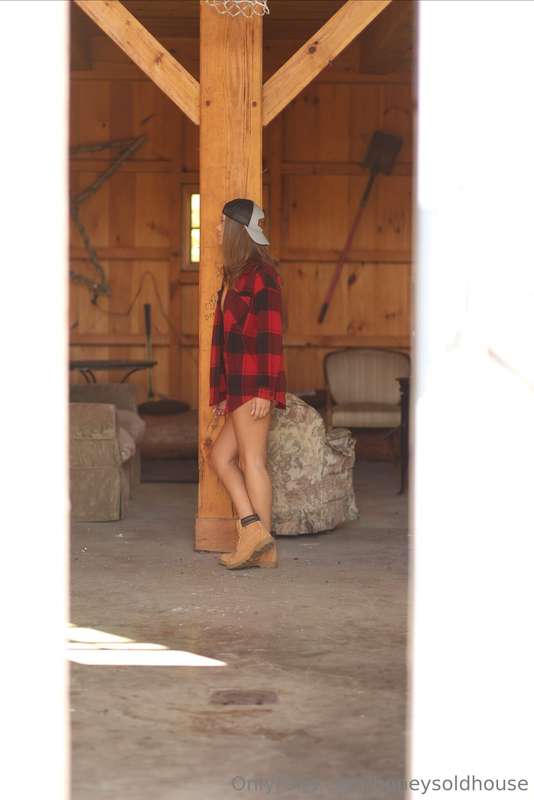 When it's Monday, you're tired and you forgot your pants 😳