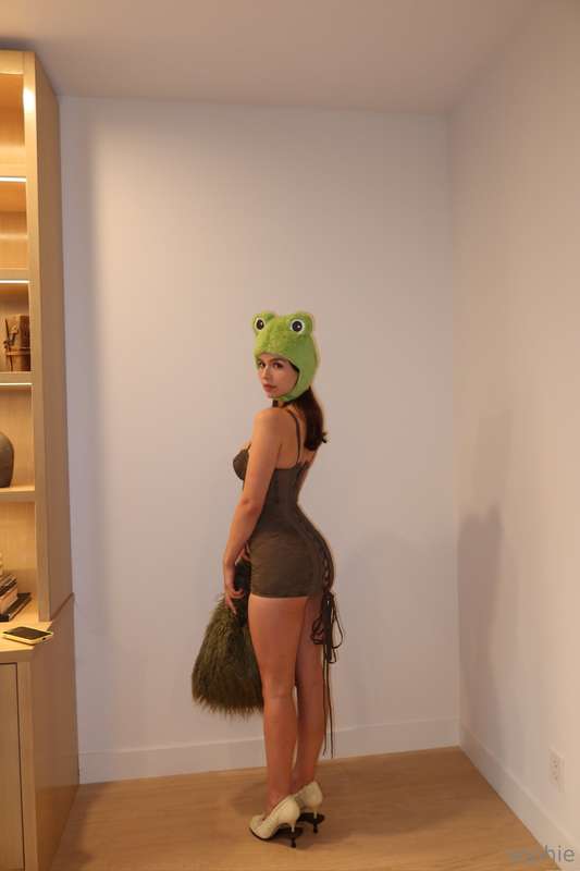 hop into my dms already 🐸 2