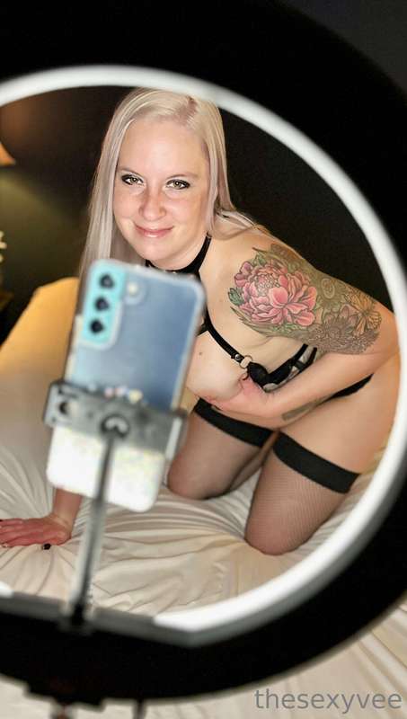 **Here is a little behind the scenes of an Onlyfans creator .. 3