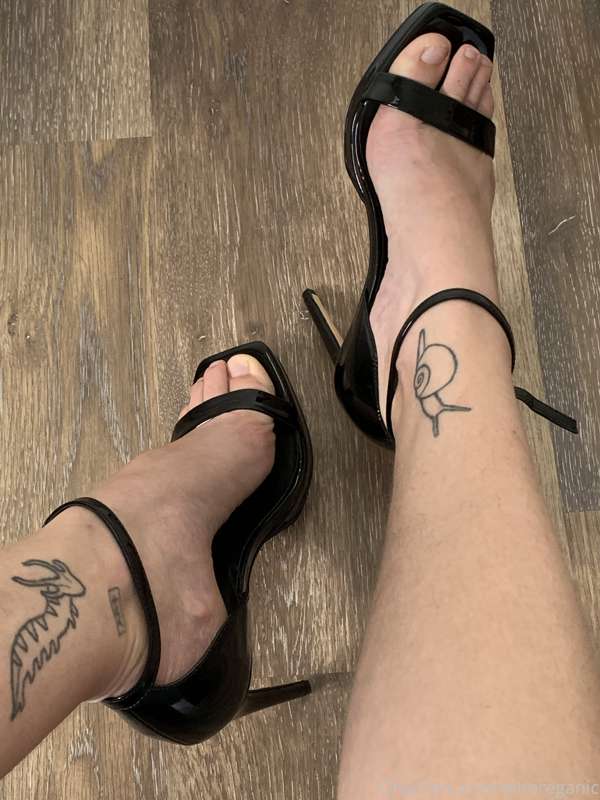 I know you bitches want to slobber all over these feet 🦶