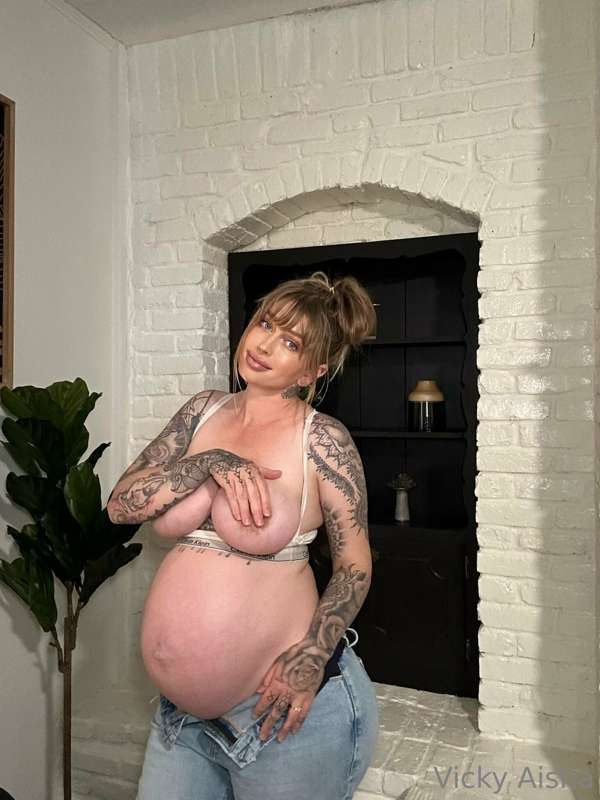 Pregnant belly and jeans was such a sexy combo