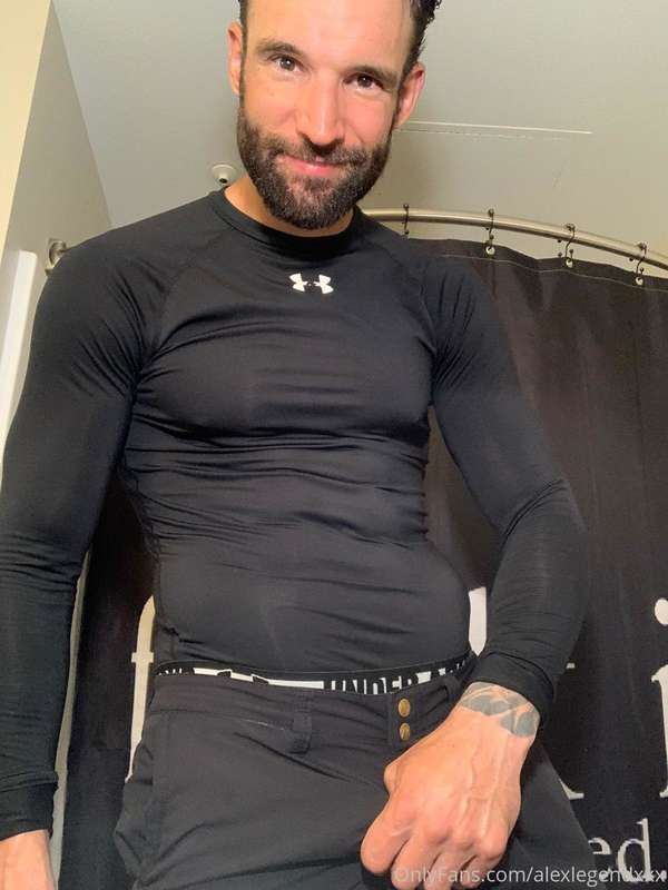 💦💦 VIDEO IS IN YOUR MESSAGES NOW!!! After my work out, I jer..