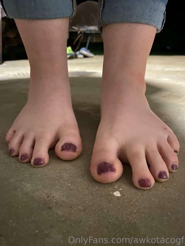 Still working on my foot modeling skills 🦶🏻  Painted my toes.. 2