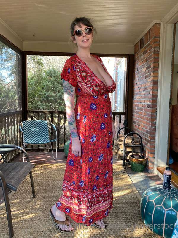 What’s under my dress??  😉😘