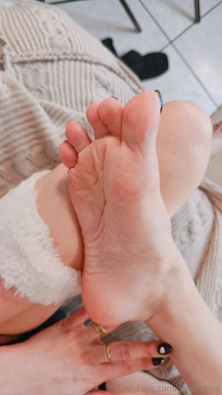gyaru toes + selflick at end don't forgot t cum a lot's on t.. 2