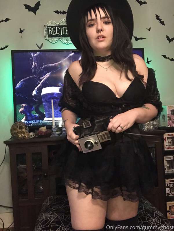 Lydia Deetz cosplay! Will you show me what’s under your shee.. 36