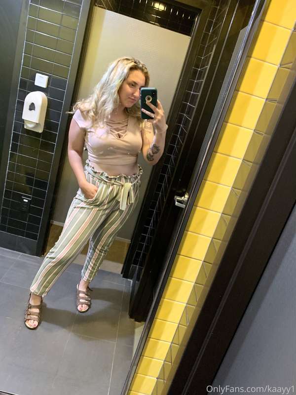 Hey babes message me for nudes ❤️