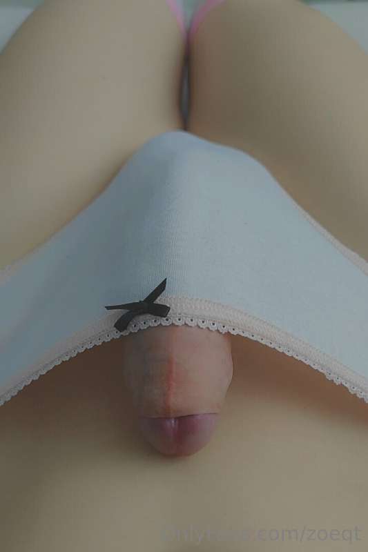 It's peeking so you have to give it a kiss :3