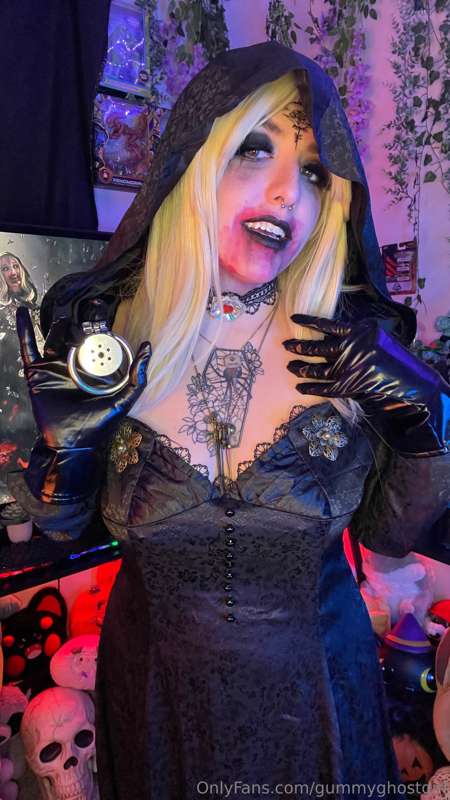 You’re my man thing now 🖤Bela Dimitrescu cosplay! 🪰🖤 pics an.. 19