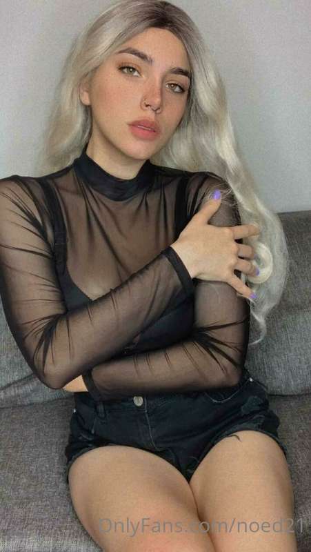 Russian blond @kayla_pierce is here to show you what she's a..