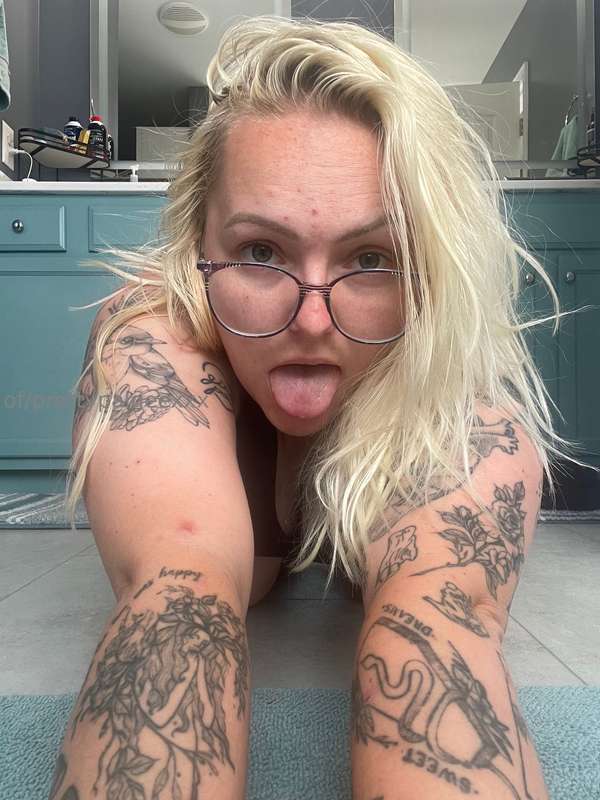 I know you want me on my knees, looking up at you 🤤🤤 1