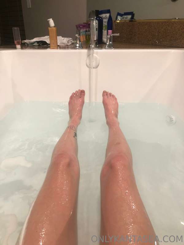 This comically large ass bath tub… you bet your booty hole I..
