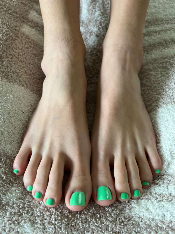 Bright green toes covered in a nice thick warm load! Would y..