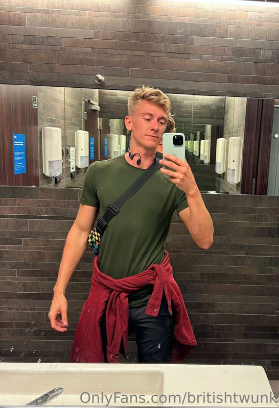 Should I have a wank at the airport? 1