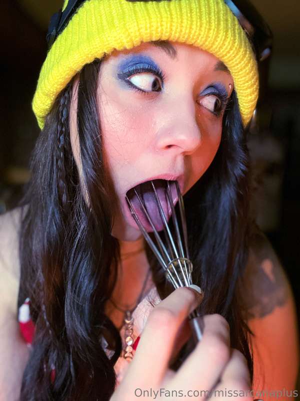 Can't go just a few minutes without satisfying my oral fixat.. 11
