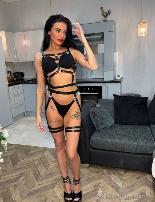 Do I look good in this? 🖤