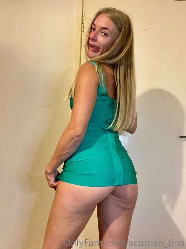 Like this post if u wana rip this dress right off me 😈 1