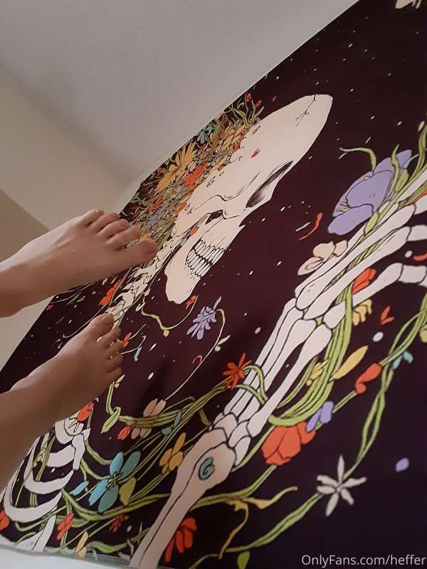 My feet look weird lmaoo