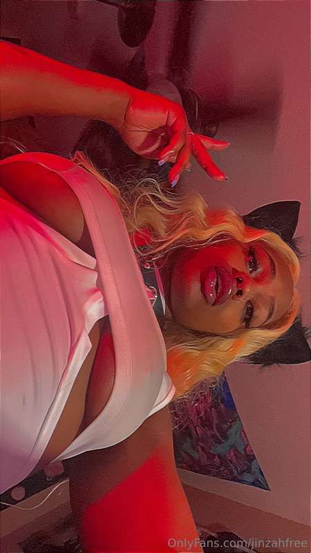 Wanna see me in a specific costume? Dm me and lmk 🥴 4