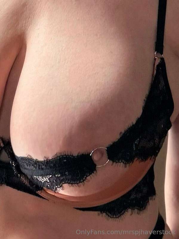 A *very* saucy lingerie set… pic #2 zooms in on a fun detail.. 2