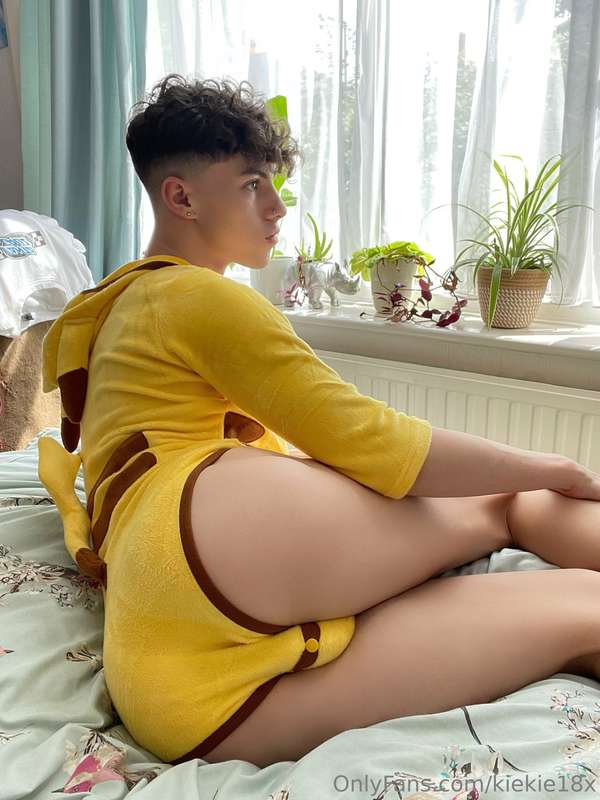 cuddle and play pokemon with me 🥰⚡️ 16